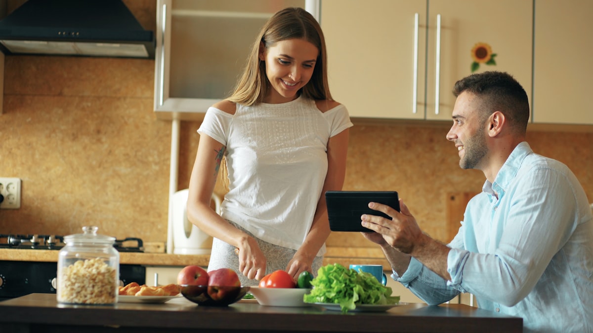 Nutritionist și client discutând despre planul de nutriție